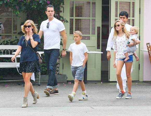 Reese Witherspoon, ses enfants Ava et Deacon Phillippe, son mari Jim Toth et leurs fils Tennessee à Los Angeles Le 19 octobre 2013