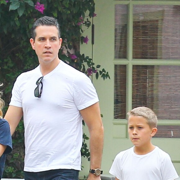 Reese Witherspoon, ses enfants Ava et Deacon Phillippe, son mari Jim Toth et leurs fils Tennessee à Los Angeles Le 19 octobre 2013