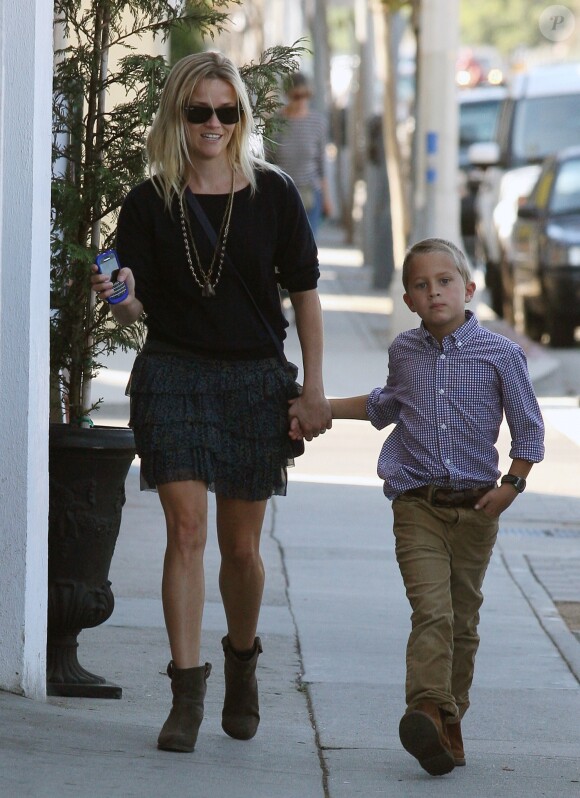 Reese Witherspoon et son fils Deacon à Santa Monica en octobre 2011