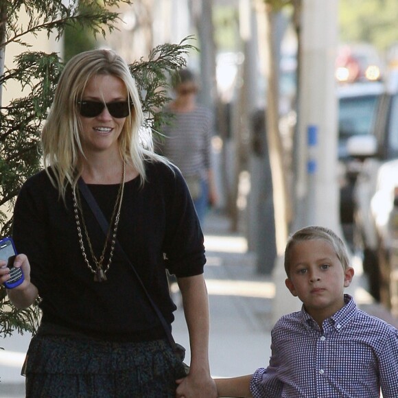 Reese Witherspoon et son fils Deacon à Santa Monica en octobre 2011