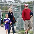 Reese Witherspoon et son fils Deacon à un match de football en 2011