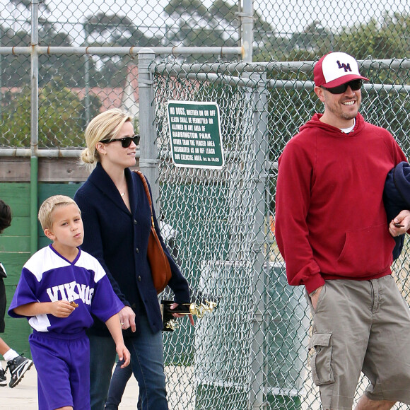 Reese Witherspoon et son fils Deacon à un match de football en 2011