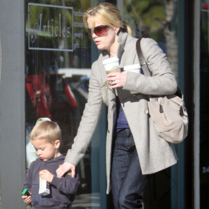 Reese Witherspoon et son fils Deacon à West Hollywood en 2006