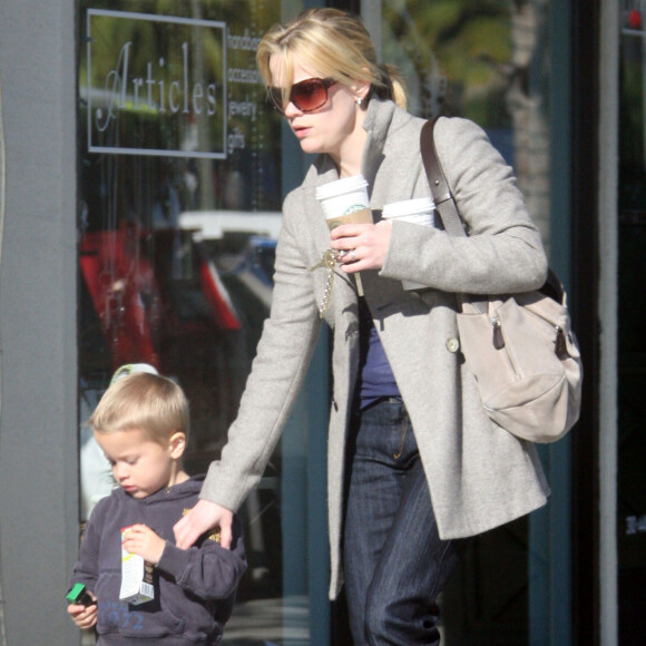 Reese Witherspoon et son fils Deacon à West Hollywood en 2006