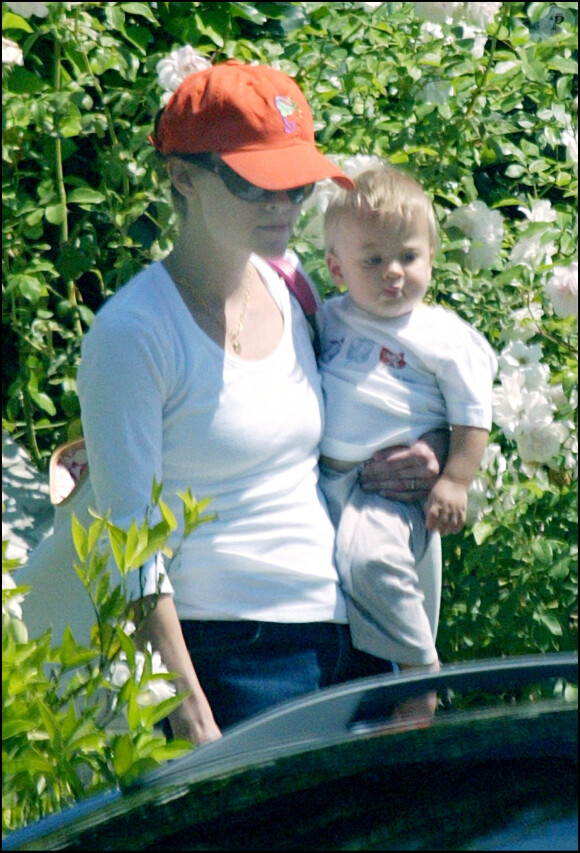 Reese Witherspoon et son fils Deacon à Beverly Hills en 2004