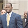 R. Kelly quittant le tribunal de Chicago après son procès pour pédophilie en 2008. Il avait été acquitté, faute de preuves.