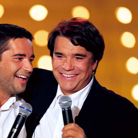 Bernard Tapie et son fils Stéphane sur scène en 1999 dans Vivement Dimanche.