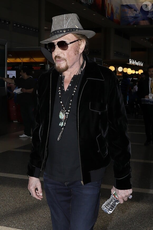 Semi-exclusif - Johnny Hallyday à quitté Los Angeles pour Paris avec sa femme Laeticia, ses filles Jade et Joy, son manager Sébastien Farran, Elyette la grand-mère de sa femme et sa chienne Cheyenne le 29 mai 2017.