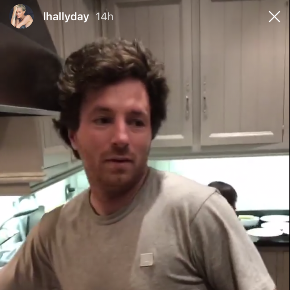 La famille Hallyday a reçu la visite de Jean Imbert dans leur maison de Marnes-La-Coquette le 25 mars 2017. Le chef leur a concocté un pot-au-feu.