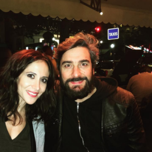 Fabienne Carat avec son ami de "Plus belle la vie" (France 3) Patrice Maktav, après qu'il soit venu voir son spectacle spectacle "L'amour est dans le prêt ?", au théâtre du Gymnase, à Paris.