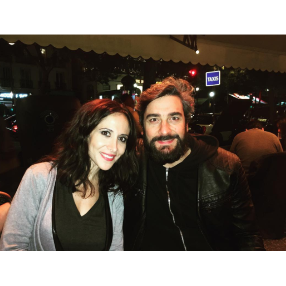 Fabienne Carat avec son ami de "Plus belle la vie" (France 3) Patrice Maktav, après qu'il soit venu voir son spectacle spectacle "L'amour est dans le prêt ?", au théâtre du Gymnase, à Paris.