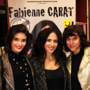 Fabienne Carat et ses amies Eleonore Sarrazin et Athena Zelcovich, à qui elle donne la réplique dans la série "Plus belle la vie" (France 3), après son spectacle "L'amour est dans le prêt ?" au théâtre du Gymnase, à Paris.