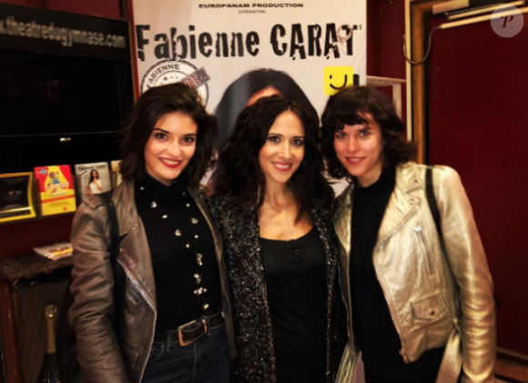 Fabienne Carat et ses amies Eleonore Sarrazin et Athena Zelcovich, à qui elle donne la réplique dans la série "Plus belle la vie" (France 3), après son spectacle "L'amour est dans le prêt ?" au théâtre du Gymnase, à Paris.
