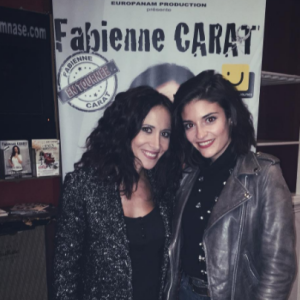 Fabienne Carat et son amie Eleonore Sarrazin, à qui elle donne la réplique dans "Plus belle la vie" (France 3), après avoir joué son spectacle "L'amour est dans le prêt ?" au théâtre du Gymnase, à Paris.