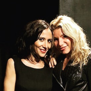 Fabienne Carat accompagnée de Lola Marois-Bigard, venue la voir jouer son spectacle "L'amour est dans le prêt ?" au théâtre du Gymnase, à Paris.