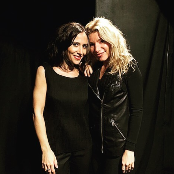 Fabienne Carat accompagnée de Lola Marois-Bigard, venue la voir jouer son spectacle "L'amour est dans le prêt ?" au théâtre du Gymnase, à Paris.