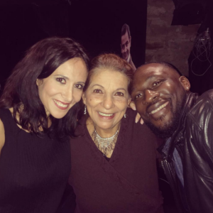 Fabienne Carat heureuse avec Tassadit Mandi, à qui elle donne la réplique dans "Plus belle la vie" (France 3), et le basketteur professionnel Florent Piétrus, tous les deux venus voir son spectacle "L'amour est dans le prêt ?" au théâtre du Gymnase, à Paris.