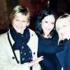 Fabienne Carat entourée de Vanessa Valence et Lara Menini, à qui elle donne la réplique dans "Plus belle la vie" (France 3), toutes les deux venues voir son spectacle "L'amour est dans le prêt ?" au théâtre du Gymnase, à Paris.