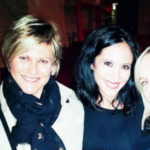 Fabienne Carat entourée de Vanessa Valence et Lara Menini, à qui elle donne la réplique dans "Plus belle la vie" (France 3), toutes les deux venues voir son spectacle "L'amour est dans le prêt ?" au théâtre du Gymnase, à Paris.