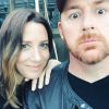 Scott Grimes pose avec sa femme Megan le 7 mai 2017 sur Instagram.