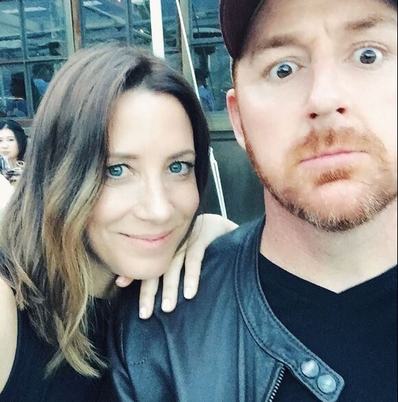 Scott Grimes pose avec sa femme Megan le 7 mai 2017 sur Instagram.