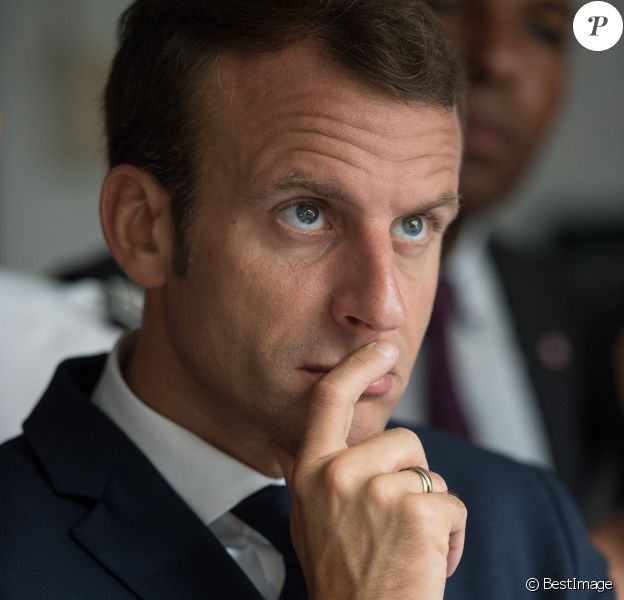 Le président français Emmanuel Macron visite un commissariat à Cayenne lors de son voyage en Guyane Française. Le 28 octobre 2017 © Eliot Blondet / Pool / Bestimage