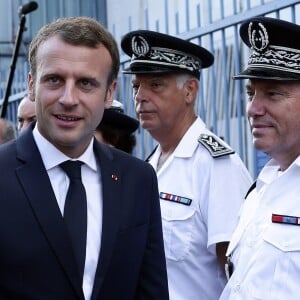 Le Président de la République, Emmanuel Macron visite le commissariat de police de Cayenne, Guyane Francaise. Le 28 octobre 2017. © Stéphane Lemouton / BestImage