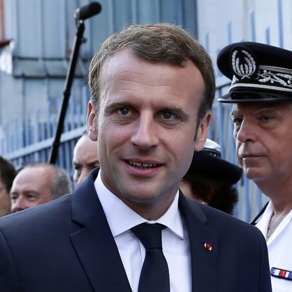 Le Président de la République, Emmanuel Macron visite le commissariat de police de Cayenne, Guyane Francaise. Le 28 octobre 2017. © Stéphane Lemouton / BestImage