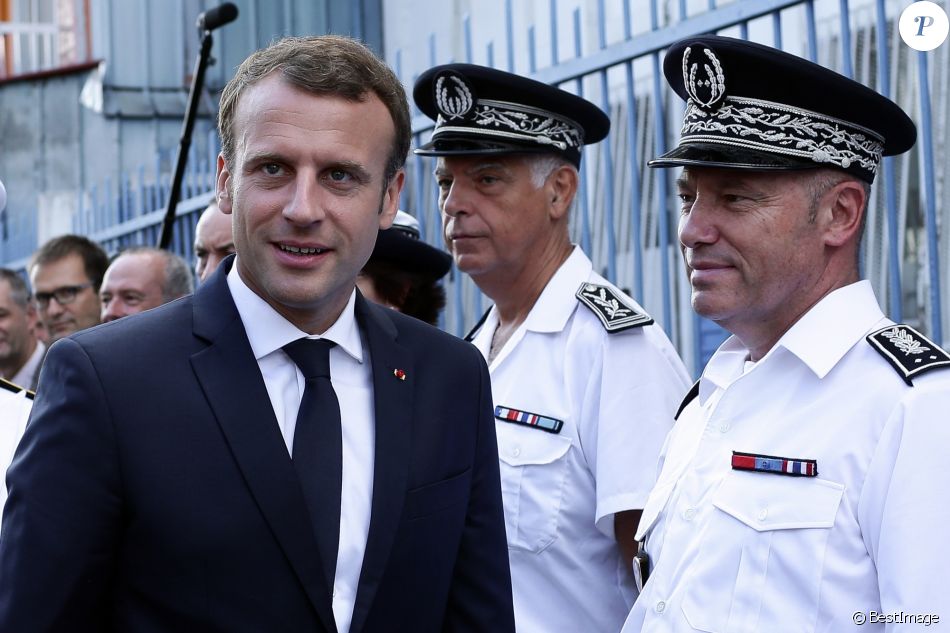 Le Président de la République, Emmanuel Macron visite le commissariat ...