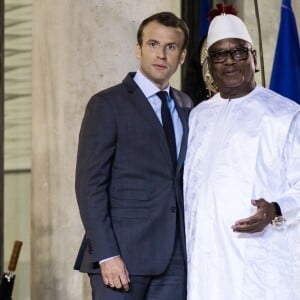 Le Président de la République, Emmanuel Macron reçoit le président du Mali, Ibrahim Boubacar Keita, pour un entretien au palais de l'Elysée, Paris, France, le 31 octobre 2017. © Stephane Lemouton/BestImage