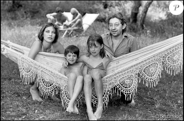 Serge Gainsbourg et Jane Birkin : pose détente à Saint-Tropez avec Kate (Barry) et Charlotte (Gainsbourg) en 1977