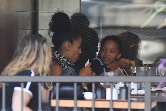 Exclusif - L'ex fermme de Tyrese Gibson Norma et sa fille Shayna déjeunent au restaurant à Studio City le 14 septembre 2017.