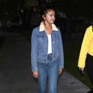 Selena Gomez a passé l'après-midi au parc avec une amie et sa fille à Burbank en Californie. La chanteuse fait de la balançoire avec la fille de son amie. Selena porte un tee-shirt blanc, une veste en jean, un jean taille haute et des bottines blanches, le 2 novembre 2017.