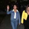 Selena Gomez a passé l'après-midi au parc avec une amie et sa fille à Burbank en Californie. La chanteuse fait de la balançoire avec la fille de son amie. Selena porte un tee-shirt blanc, une veste en jean, un jean taille haute et des bottines blanches, le 2 novembre 2017.