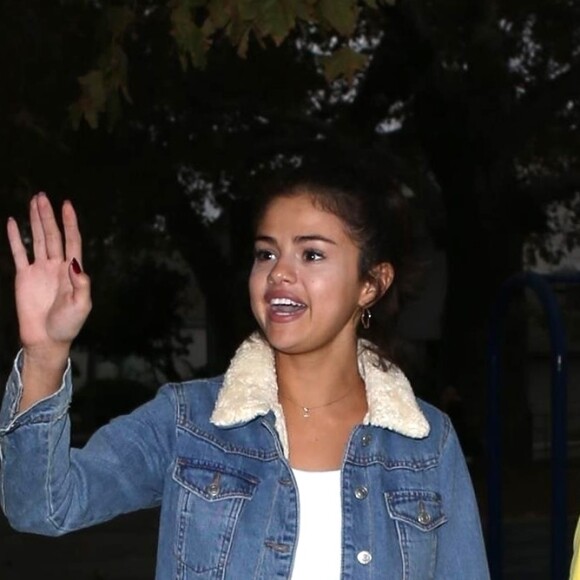 Selena Gomez a passé l'après-midi au parc avec une amie et sa fille à Burbank en Californie. La chanteuse fait de la balançoire avec la fille de son amie. Selena porte un tee-shirt blanc, une veste en jean, un jean taille haute et des bottines blanches, le 2 novembre 2017.