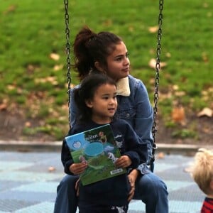 Selena Gomez a passé l'après-midi au parc avec une amie et sa fille à Burbank en Californie. La chanteuse fait de la balançoire avec la fille de son amie. Selena porte un tee-shirt blanc, une veste en jean, un jean taille haute et des bottines blanches, le 2 novembre 2017.