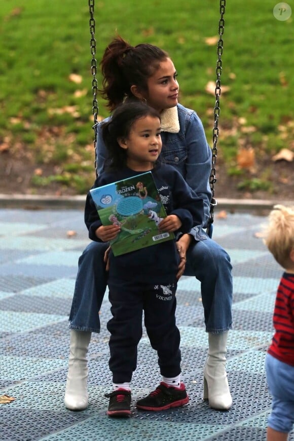 Selena Gomez a passé l'après-midi au parc avec une amie et sa fille à Burbank en Californie. La chanteuse fait de la balançoire avec la fille de son amie. Selena porte un tee-shirt blanc, une veste en jean, un jean taille haute et des bottines blanches, le 2 novembre 2017.