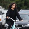 Selena Gomez fait une balade à vélo avec une amie à Studio City le 2 novembre 2017.