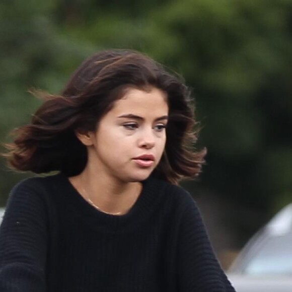 Selena Gomez fait une balade à vélo avec une amie à Studio City le 2 novembre 2017.