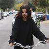 Selena Gomez fait une balade à vélo avec une amie à Studio City le 2 novembre 2017.