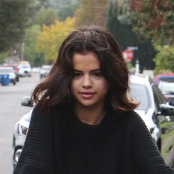 Selena Gomez fait une balade à vélo avec une amie à Studio City le 2 novembre 2017.