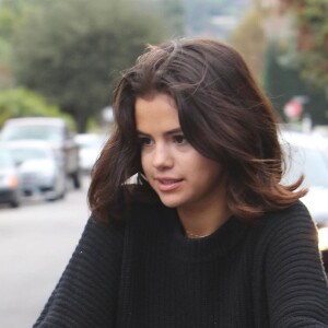 Selena Gomez fait une balade à vélo avec une amie à Studio City le 2 novembre 2017.