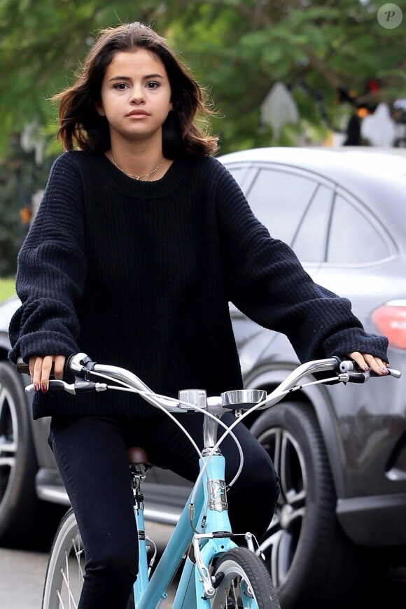 Selena Gomez fait une balade à vélo avec une amie à Studio City le 2 novembre 2017.