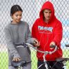 Selena Gomez et Justin Bieber font une balade à vélo dans les rues de Los Angeles. Les 2 ex très proches plaisantent, s'amusent et se taquinent.. Le 1er novembre 2017