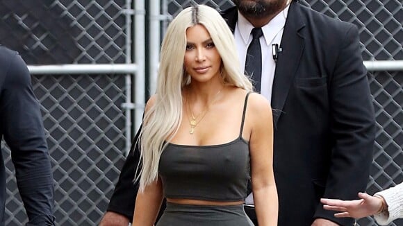 Kim Kardashian sans soutien-gorge et moulée dans sa tenue, elle fait le show