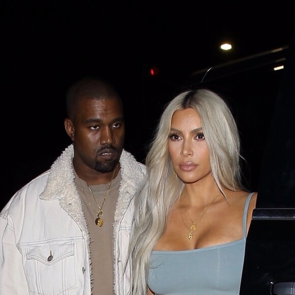 Kim Kardashian et son mari Kanye West arrivent au restaurant Petite Taqueria pour l'anniversaire de Kendall Jenner à West Hollywood, le 2 novembre 2017