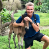 Denis Brogniart passe du bon temps aux îles Fidji sur le tournage de "Koh-Lanta All Stars". Octobre-novembre 2017.