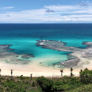 Denis Brogniart passe du bon temps aux îles Fidji sur le tournage de "Koh-Lanta All Stars". Octobre-novembre 2017.
