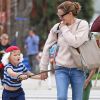 Jennifer Garner se balade avec ses enfants Violet, Seraphina et Samuel déguisés pour Halloween dans les rues de Brentwood, le 31 octobre 2017