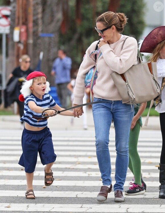 Jennifer Garner se balade avec ses enfants Violet, Seraphina et Samuel déguisés pour Halloween dans les rues de Brentwood, le 31 octobre 2017